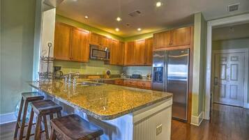 Kondominium, 2 kamar tidur | Dapur pribadi | Lemari es, microwave, oven, dan kompor