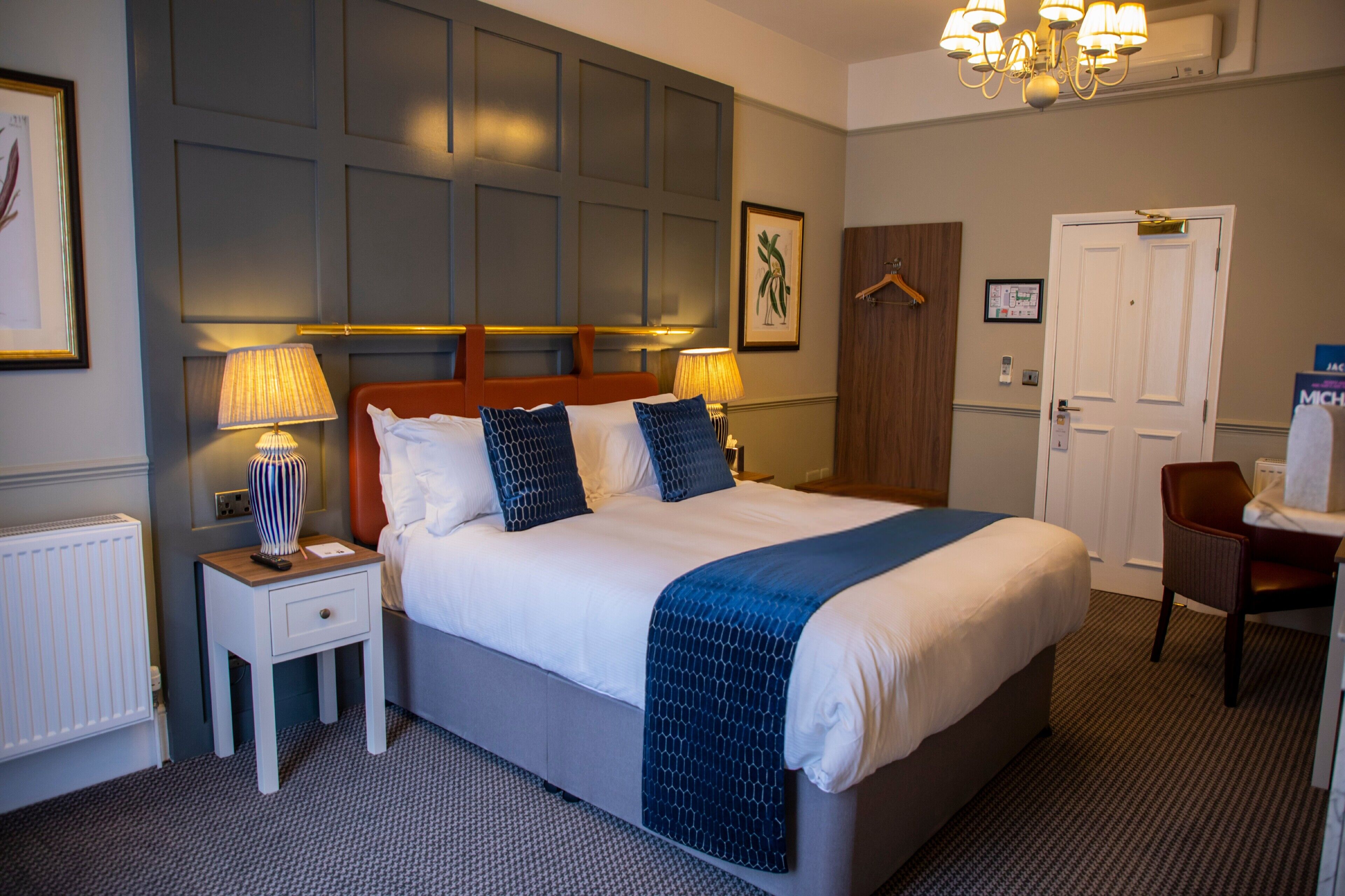 Deluxe tweepersoonskamer | Een bureau, een strijkplank/strijkijzer, gratis wifi, beddengoed