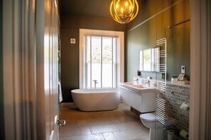 Superior tweepersoonskamer | Badkamer | Gratis toiletartikelen, een haardroger, handdoeken, zeep