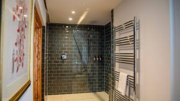 Superior Double Room | Bathroom | Free toiletries, hair dryer, towels, soap