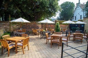 Terrace/patio - The Chalk Hare, Royston, Hertfordshire - Acorn Pubs (Royston)