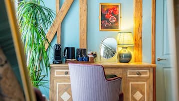 Superior tweepersoonskamer | Een bureau, een strijkplank/strijkijzer, gratis wifi, beddengoed