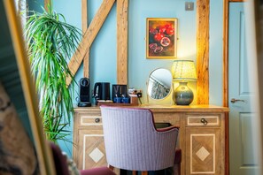 Superior tweepersoonskamer | Een bureau, een strijkplank/strijkijzer, gratis wifi, beddengoed