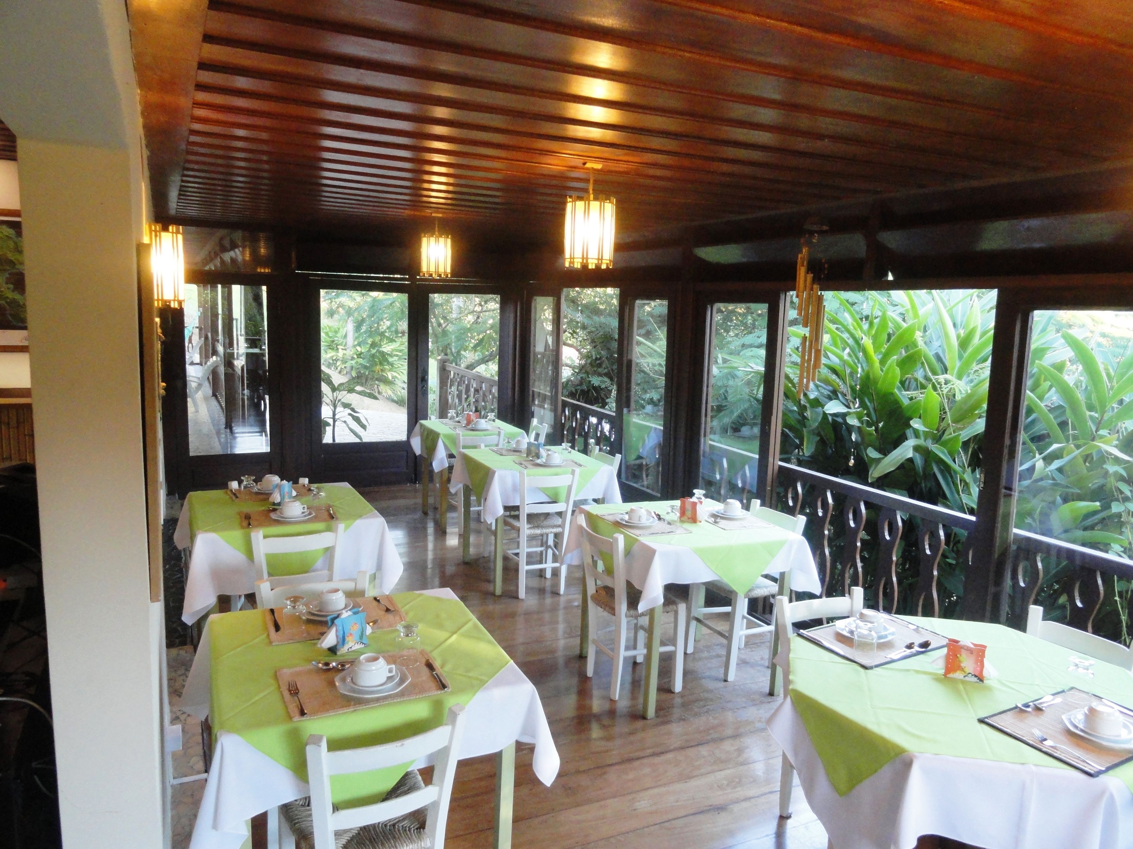 Café da manhã com buffet grátis todos os dias