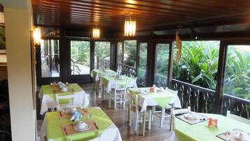 Café da manhã com buffet grátis todos os dias