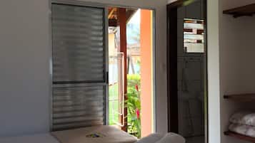 Habitación doble | Ropa de cama de alta calidad, cortinas blackout y wifi gratis