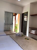 Quarto triplo | Roupas de cama premium, cortinas blackout, Wi-Fi de cortesia