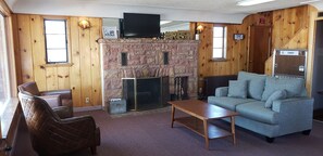 Lobby sitting area - Caribou Lodge and Motel (Soda Springs)