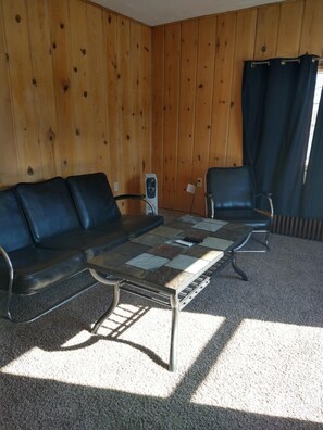 32-inch flat-screen TV with digital channels, TV, Netflix - Caribou Lodge and Motel (Soda Springs)