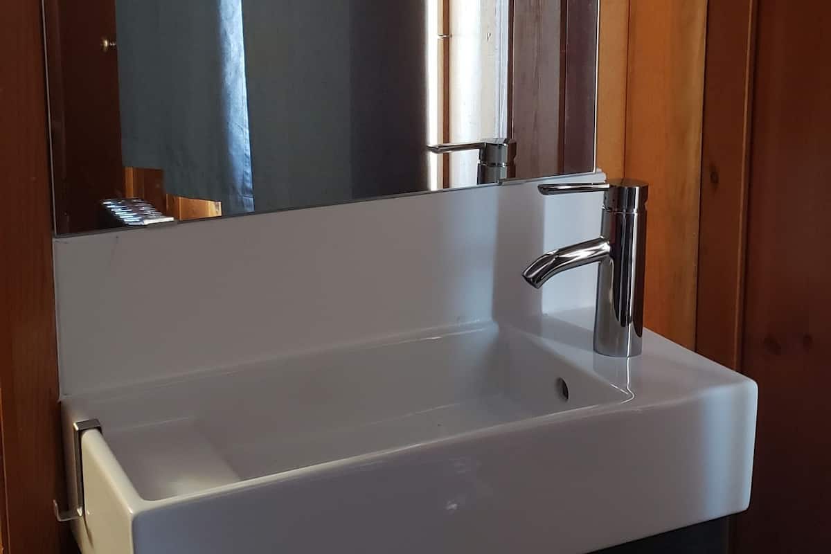 Standard Room, 1 King Bed, Non Smoking | Blackout drapes, free WiFi