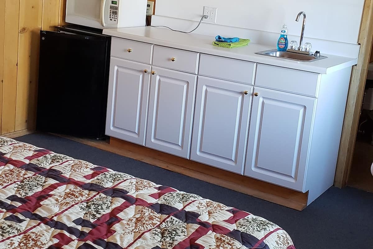 Standard Room, 1 Katil Ratu (Queen), Non Smoking, Kitchenette | Langsir/tirai gelap terus, Wi-fi percuma