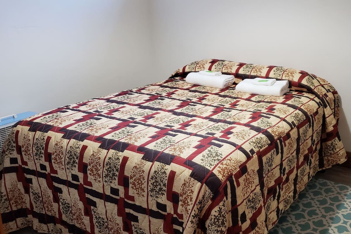 Standard Room, 1 Katil Ratu (Queen), Non Smoking, Shared Bathroom | Langsir/tirai gelap terus, Wi-fi percuma