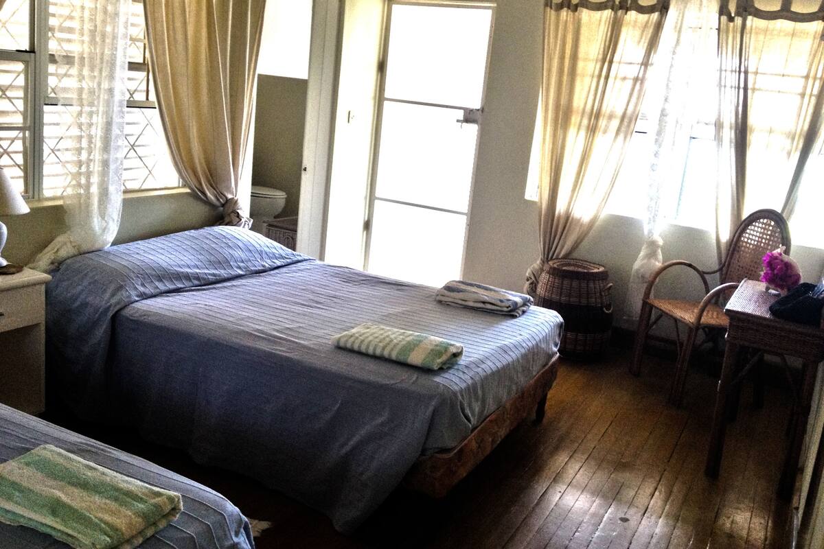Premium bedding, iron/ironing board, free WiFi
