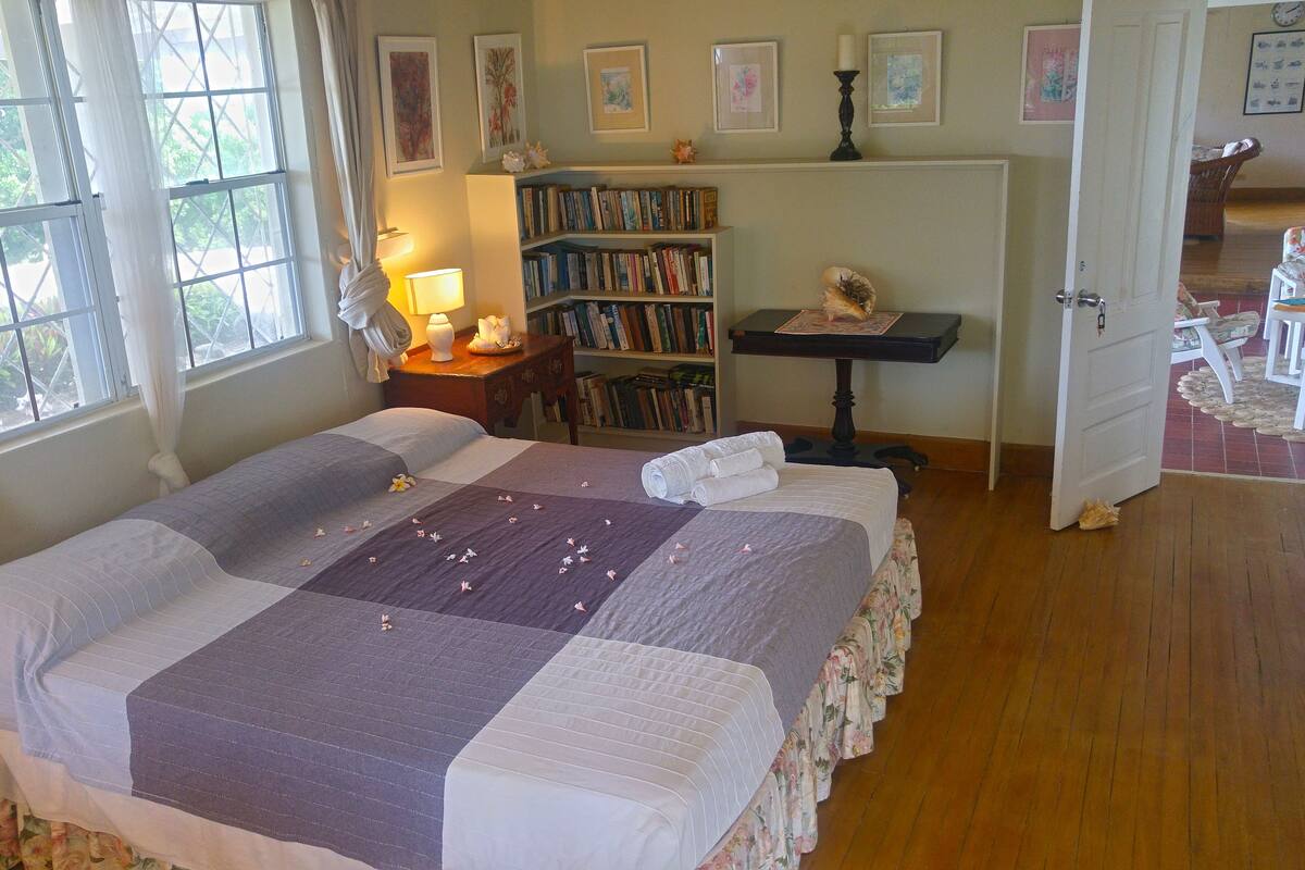Premium bedding, iron/ironing board, free WiFi