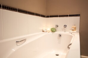 Sugarbird Self-catering | Deep-soaking bathtub
