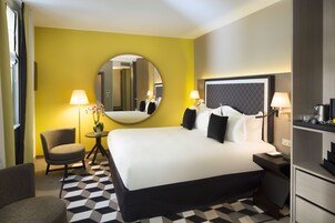 Deluxe Tek Büyük Yataklı Oda | Kaliteli yatak takımı, odada kasa, ses yalıtımı, ütü/ütü masası 