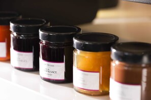 Several jars of preserves on a shelf. - Boutique Hôtel des XV (Strasbourg)