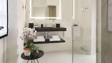 Deluxe-Doppelzimmer | Badezimmer | Dusche, Regendusche, Designer-Toilettenartikel, Haartrockner