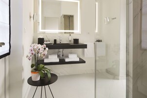 Deluxe Double Room | Bathroom | Shower, rainfall showerhead, designer toiletries, hair dryer