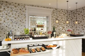 Café da manhã com buffet todos os dias mediante uma taxa