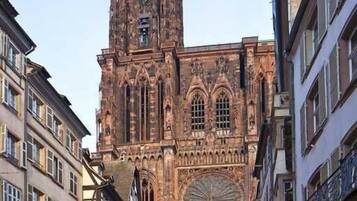 Een historische kathedraal met gotische architectuur, herkenbaar aan een hoge spits en gedetailleerd stenen werk.