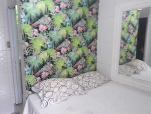 In-room safe, individually decorated - Albergue da Lucia (Salvador)