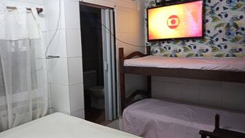 Eenvoudige driepersoonskamer | Badkamer | Een douche, handdoeken