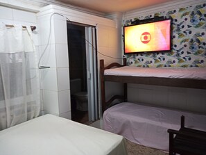 Basic-Dreibettzimmer | Badezimmer | Dusche, Handtücher