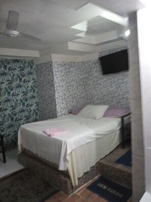 Shared Dormitory, Men only | Peti besi dalam bilik, dihias secara berasingan