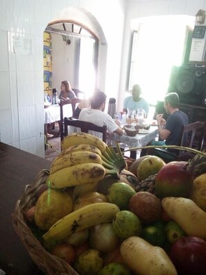 Tägliches inbegriffenes kontinentales Frühstück