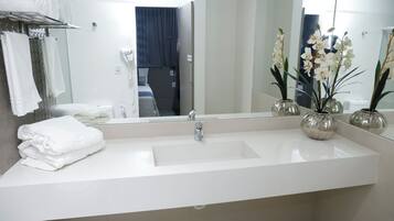 Presidential Double Room | Bathroom | Shower, free toiletries, hair dryer, towels