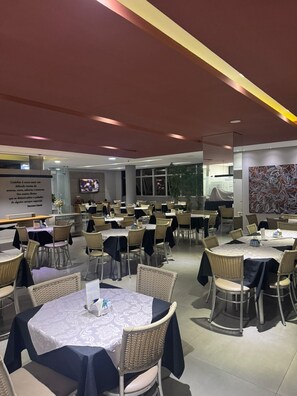 ランチ、ディナーに営業