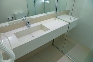 Quarto triplo família | Banheiro | Chuveiro, produtos de toalete grátis, secador de cabelo 