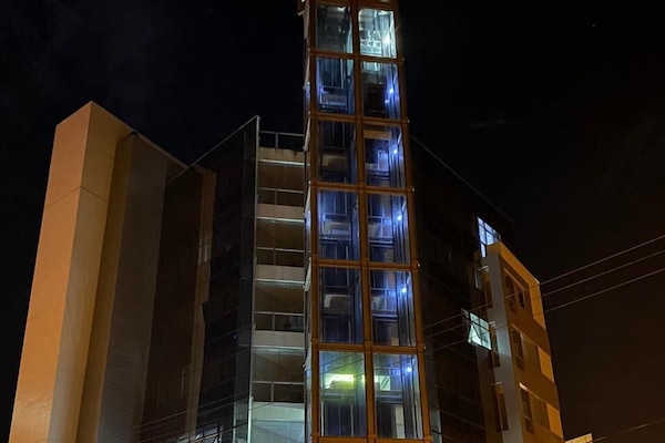 Vista frontal de la propiedad