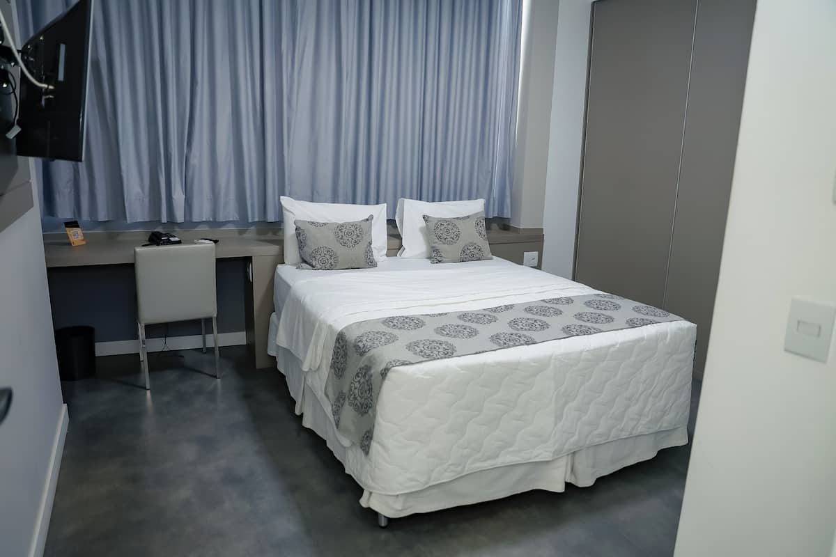 suite PNE | Minibar, in-room safe, blackout drapes, soundproofing