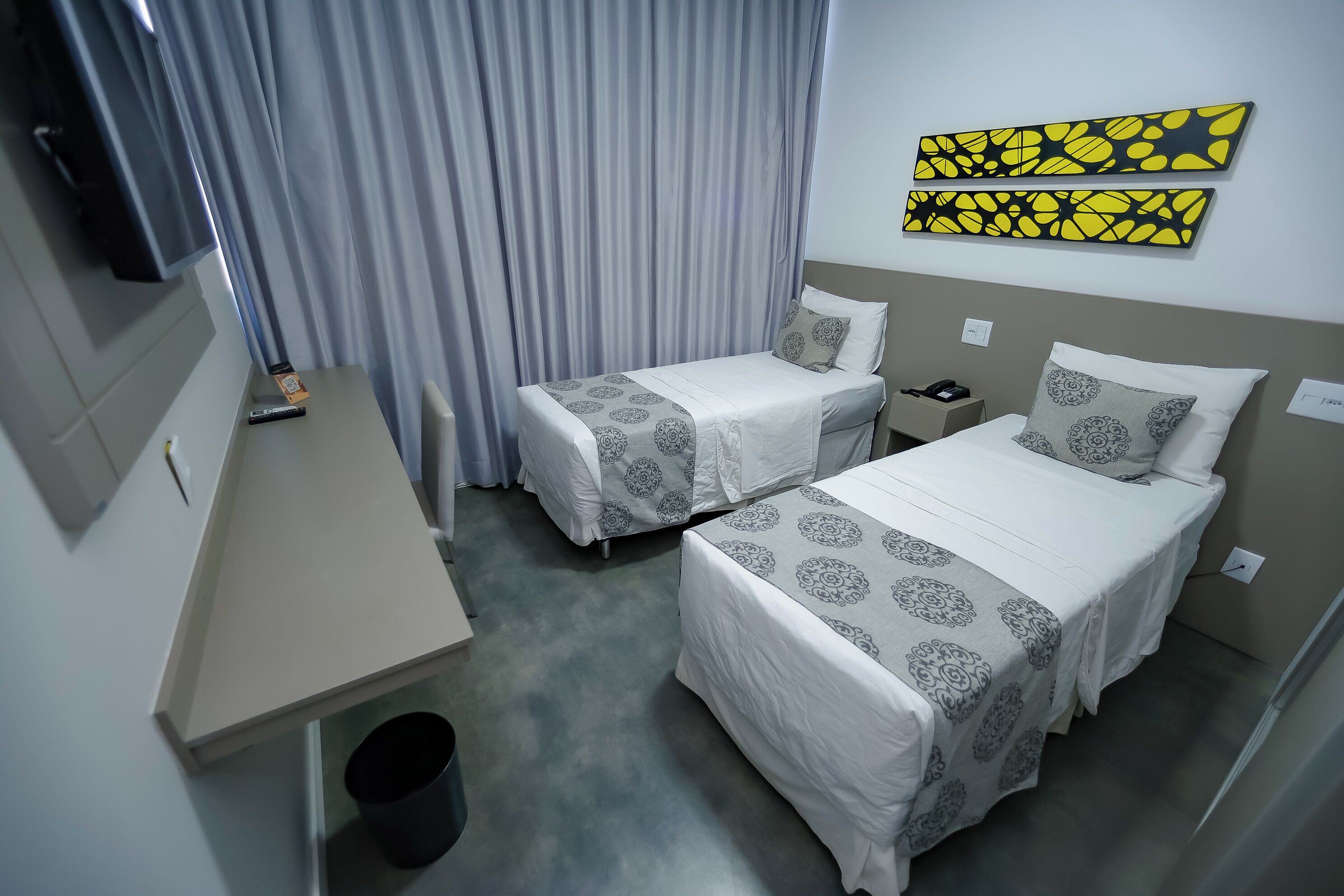 Deluxe Twin Room | Minibar, in-room safe, blackout drapes, soundproofing