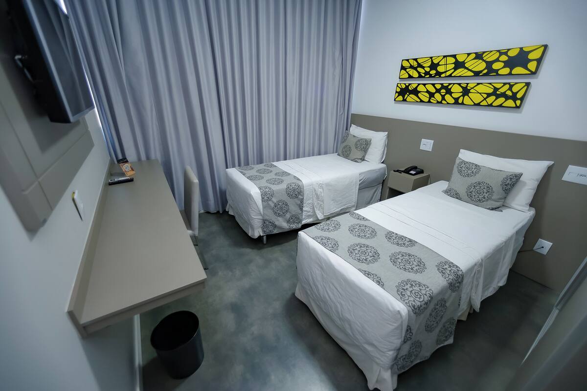 Deluxe Twin Room | Minibar, in-room safe, blackout drapes, soundproofing