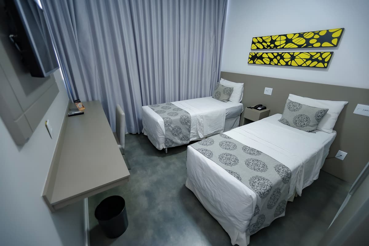 Deluxe Twin Room | Minibar, in-room safe, blackout drapes, soundproofing