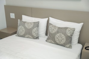 Family Triple Room | Minibar, in-room safe, blackout drapes, soundproofing - Hotel Verona Tower (Divinopolis)