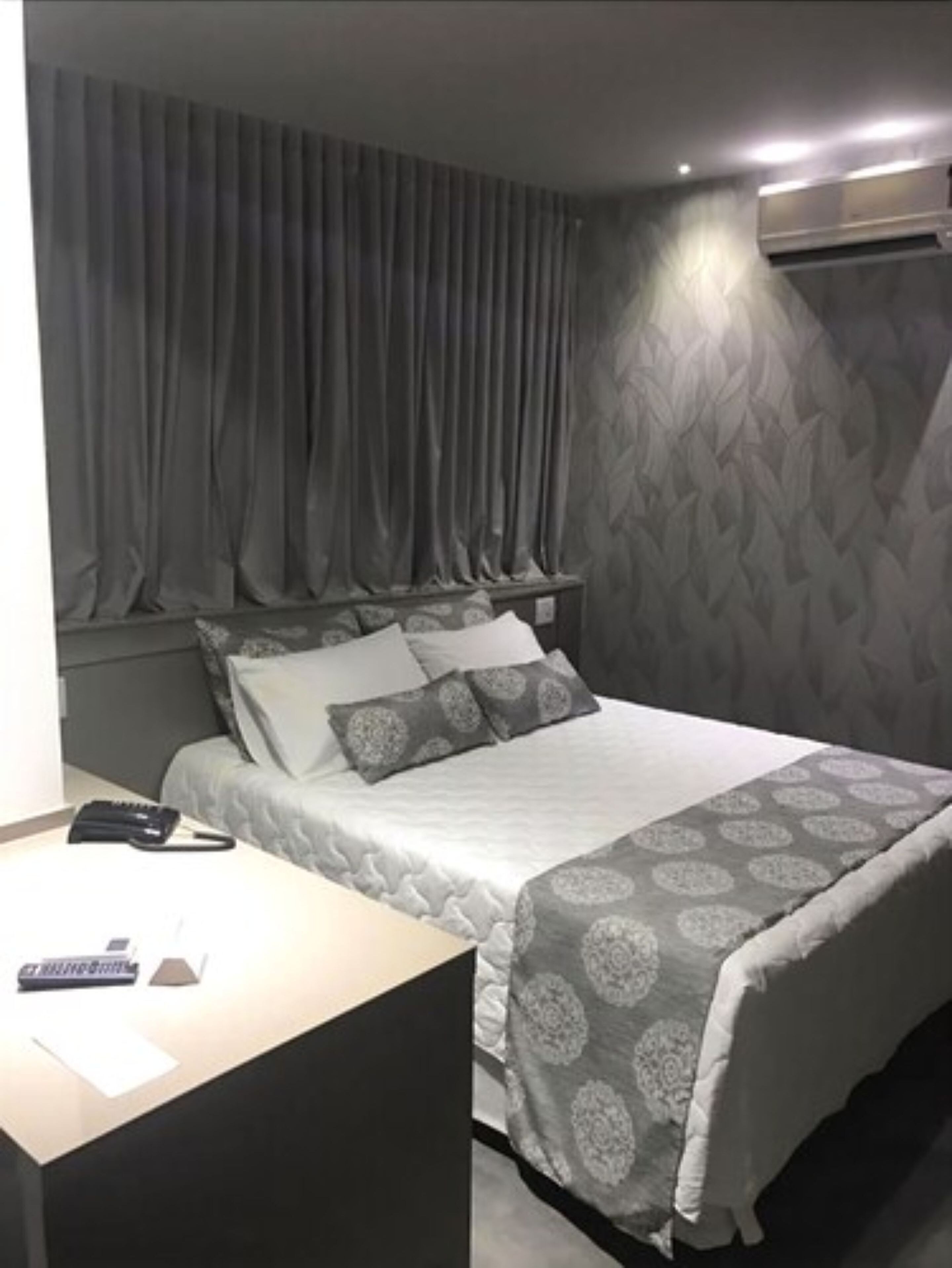 Minibar, coffres-forts dans les chambres, rideaux occultants