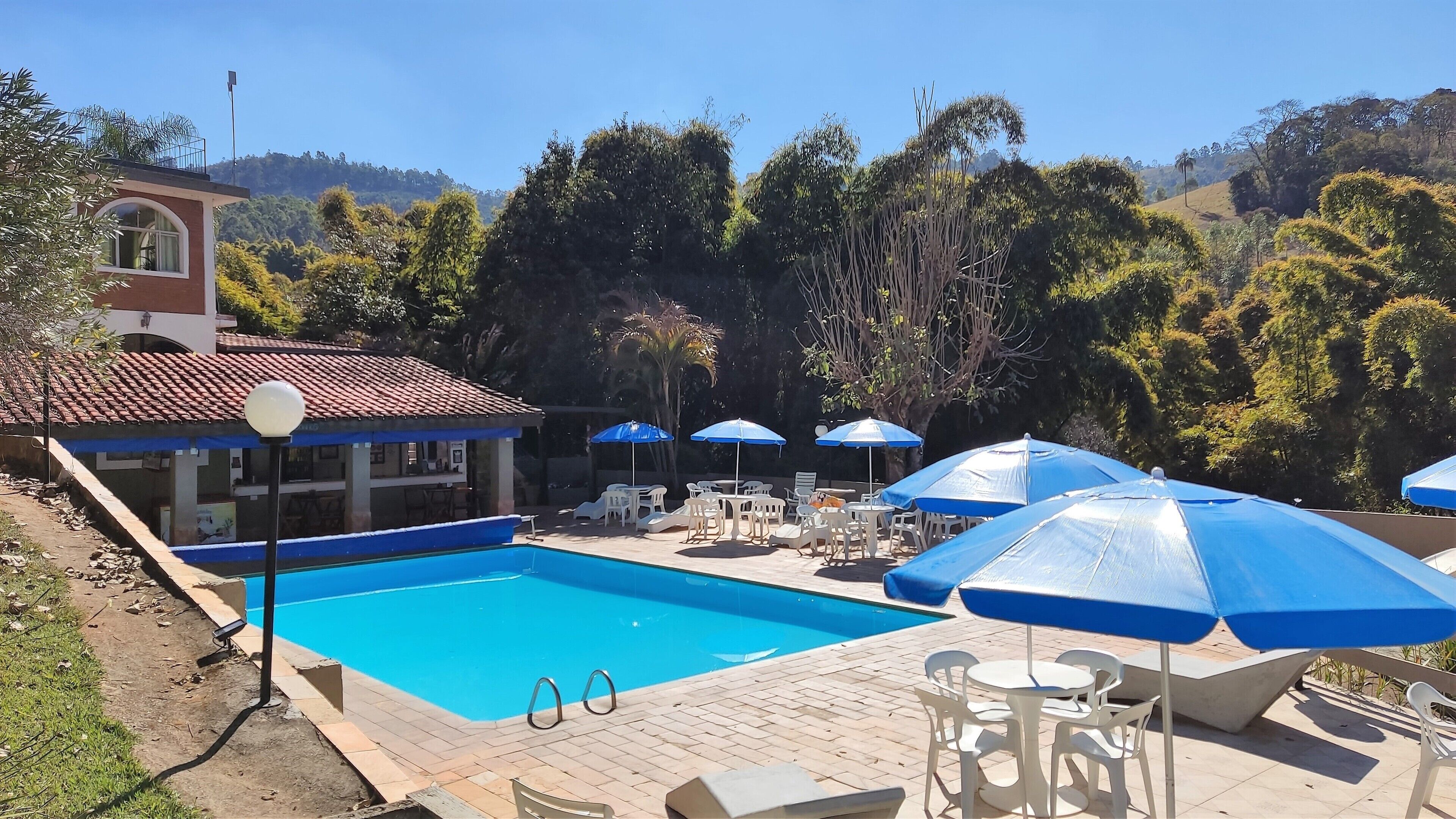 Piscina externa, guarda-sóis, espreguiçadeiras