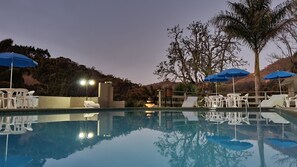 Outdoor pool, pool umbrellas, pool loungers - Chalés Vila da Serra (Serra Negra)