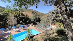 Piscina externa, guarda-sóis, espreguiçadeiras