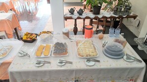 Free daily buffet breakfast  - Chalés Vila da Serra (Serra Negra)