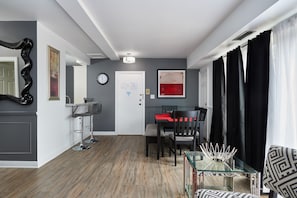 Zinfandel Room | 1 bedroom, individually decorated, individually furnished - Vine Village Apartments (Niagara-on-the-Lake)