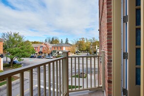Burgundy Room | Balcony - Vine Village Apartments (Niagara-on-the-Lake)