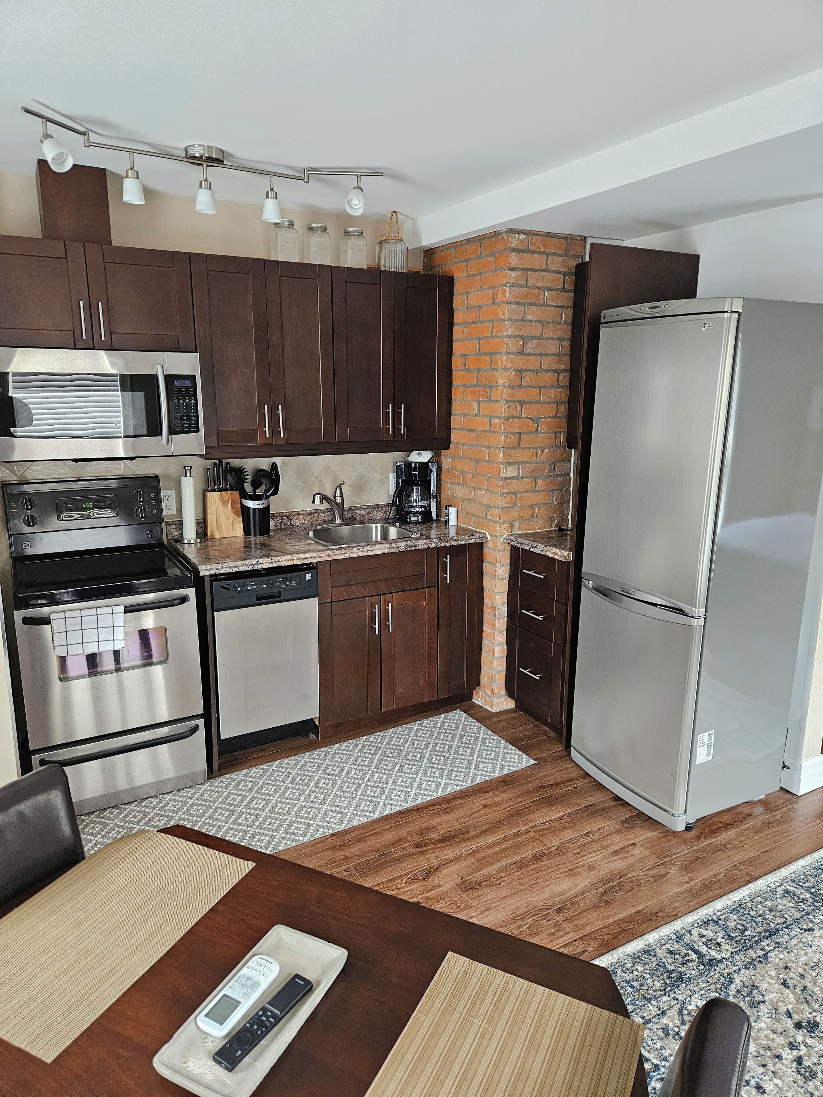 Comfort Studio Suite, 1 Queen Bed | Private kitchen