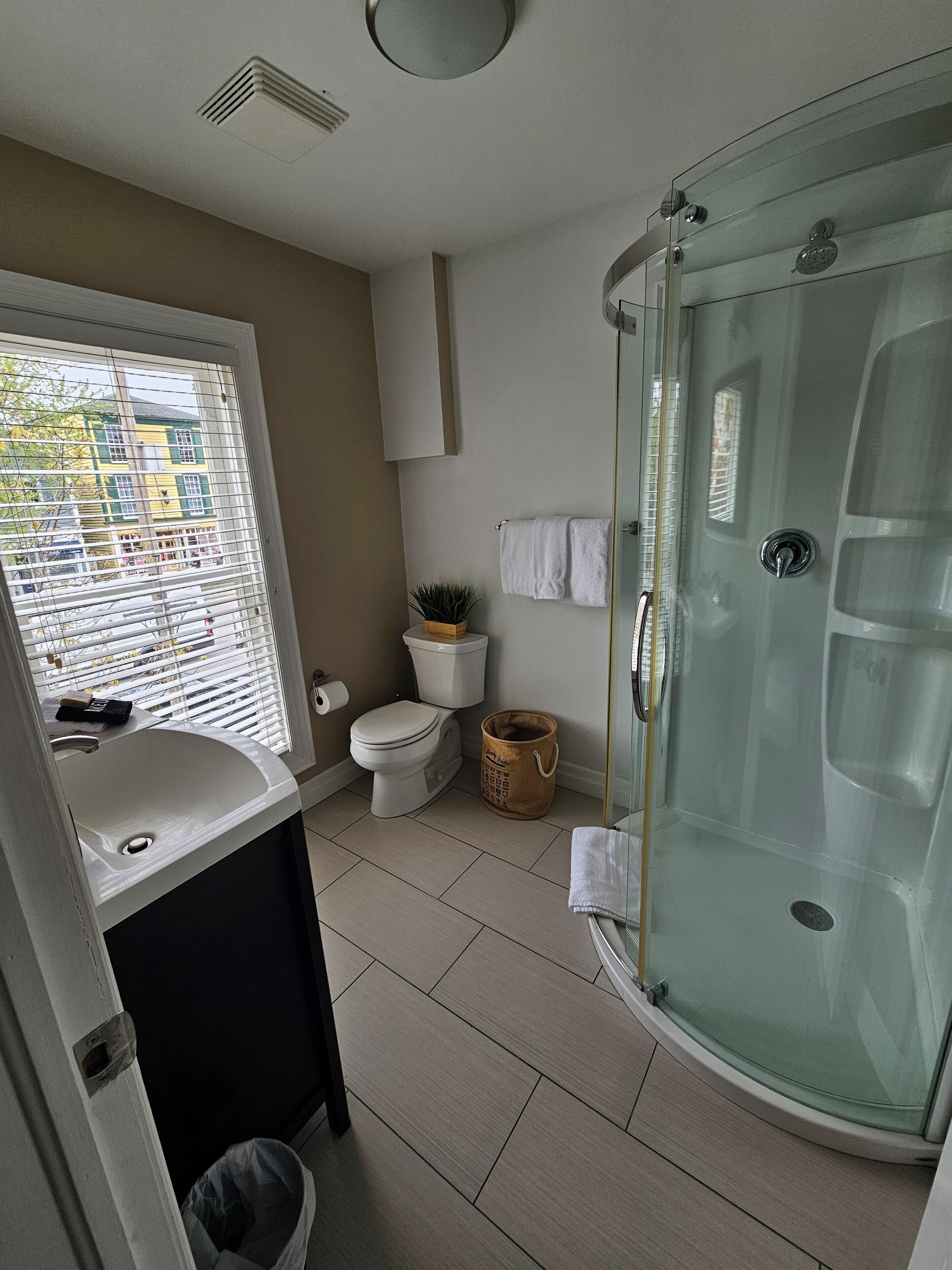 Classic Studio, 1 Queen Bed | Bathroom