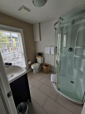 Studio Klasik, 1 Tempat Tidur Queen | Kamar mandi | Shower, perlengkapan mandi gratis,  dan pengering rambut