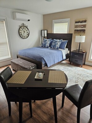 Classic Studio, 1 Queen Bed | 1 bedroom, individually decorated, individually furnished - Vine Village Apartments (Niagara-on-the-Lake)